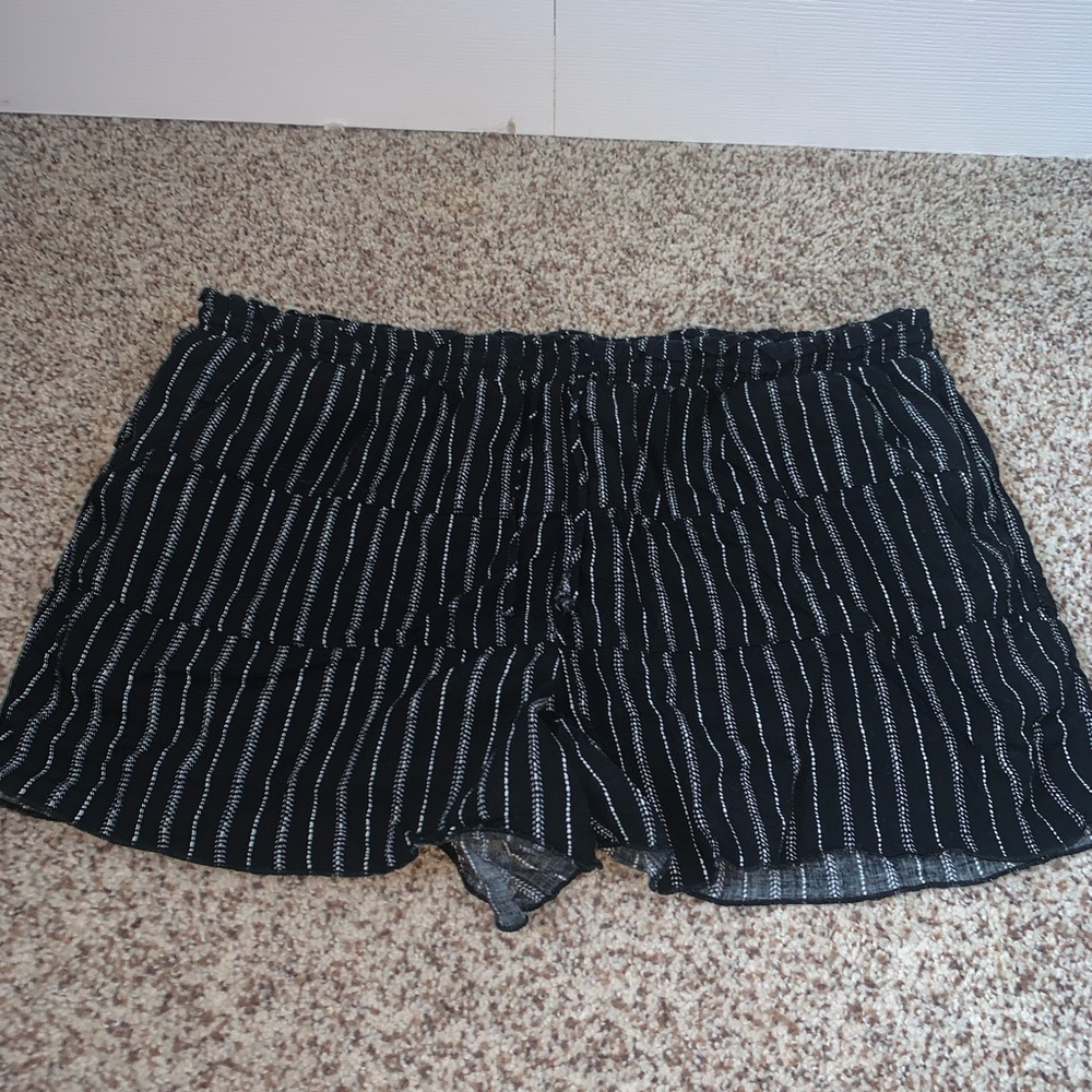 Maurices black and white shorts